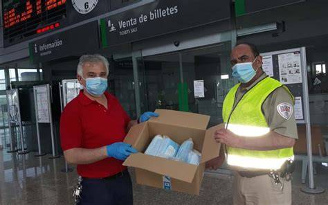 Reparto de mascarillas en estación de Ourense