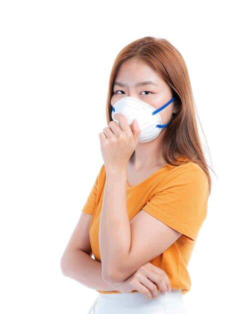Persona con mascarilla sobre fondo transparente