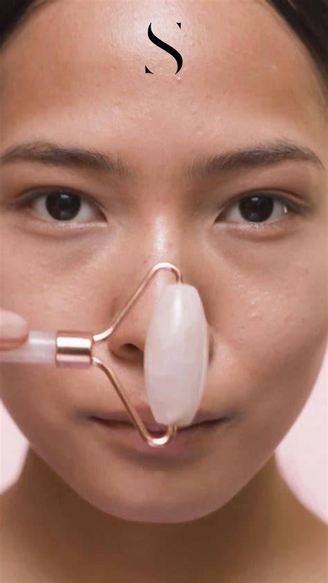 Rodillo facial aplicando mascarilla