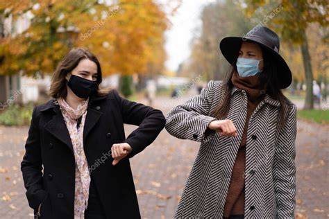 Jóvenes con mascarilla y distancia seguridad