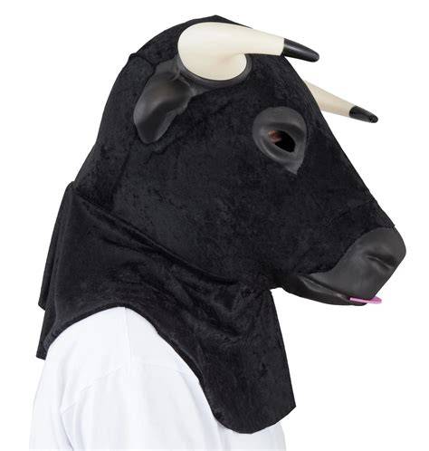 persona con máscara de toro iluminada