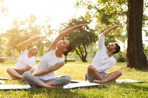 Persona practicando yoga con mascarilla