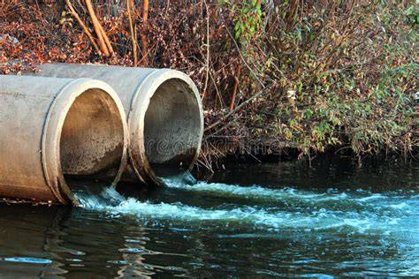 Vertido de aguas residuales en río