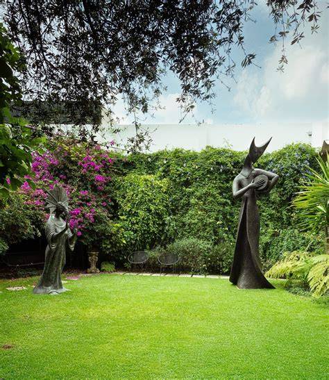 Esculturas monumentales en jardín boscoso