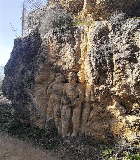 Esculturas de piedra entre olivos