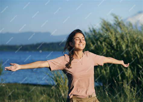 Persona respirando aire fresco al aire libre