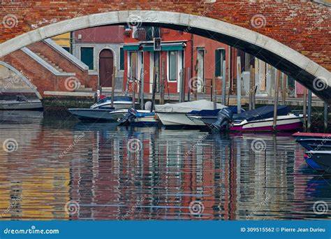 Acueducto y tuberías bajo laguna veneciana