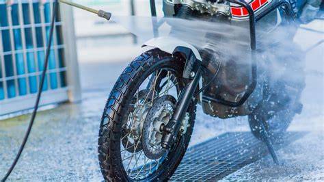 Lavado de una moto de agua con agua dulce