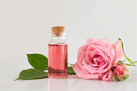 Ritual de agua de rosas para limpiar aura