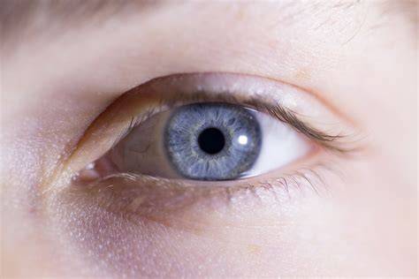 Ojos azules inspirados en estética cinematográfica