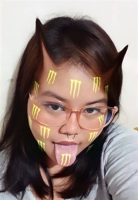 Selfie con filtro de cuernos de diablo