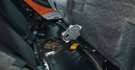 Ubicación filtro gasolina bajo asiento trasero