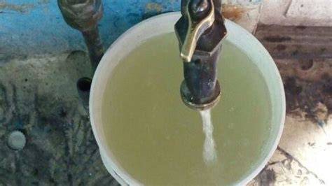 agua turbia de pozo con sedimentos