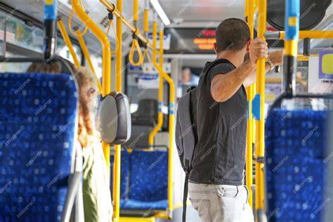 Pasajeros con mascarilla dentro de autobús