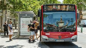 Autobús urbano con pasajeros sin mascarilla