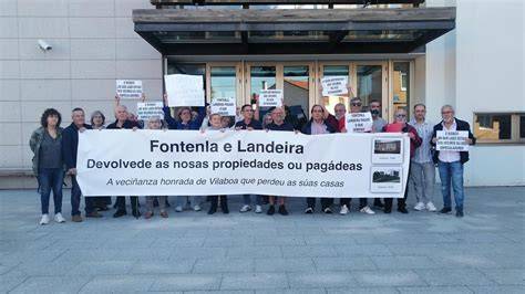 Vecinos protestan ante el Concello de Ferrol