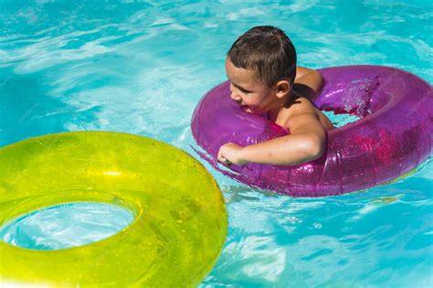 Niños bañándose en piscina desmontable limpia