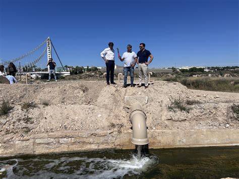 Riego del Palmeral de Salvago con agua regenerada