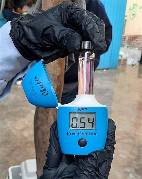 Medición de cloro de piscina con agua destilada