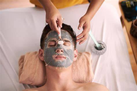 Persona masajeando sérum facial después mascarilla
