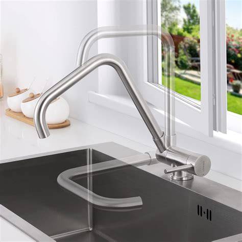 Grifo abatible junto a ventana de cocina