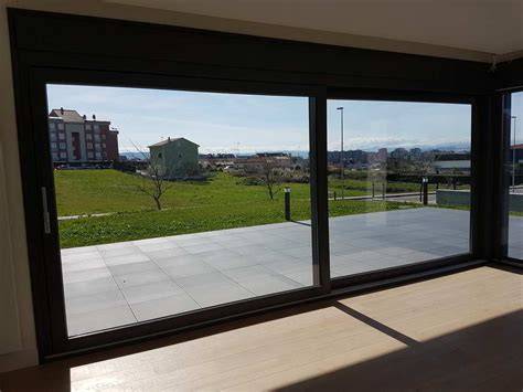 Puerta corredera elevadora y puntos de filtración
