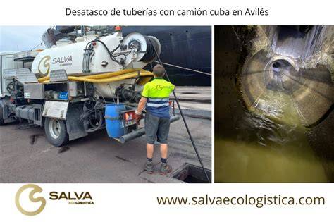 Camión cuba limpiando tuberías con agua a presión