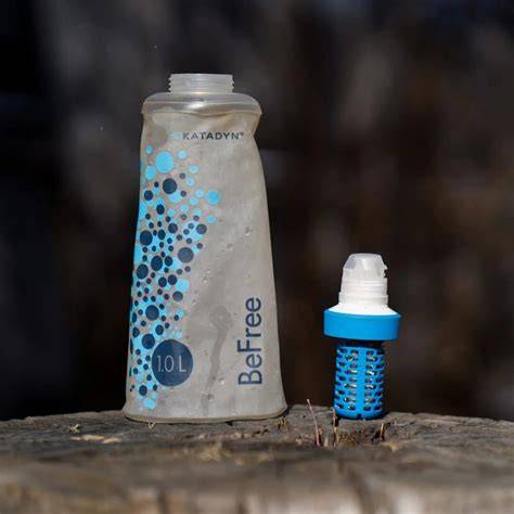 Botella Katadyn BeFree filtrando agua