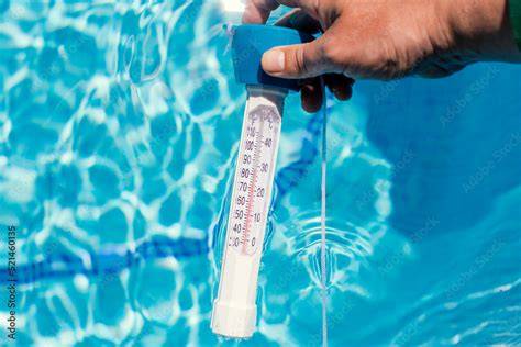 termómetro en agua de piscina primaveral