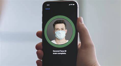 Persona desbloqueando iPhone con mascarilla
