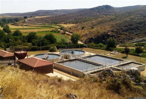Depuradora rural junto a río de montaña