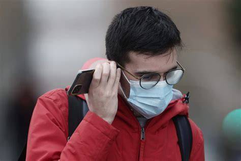 Persona usando mascarilla antipolen al aire libre