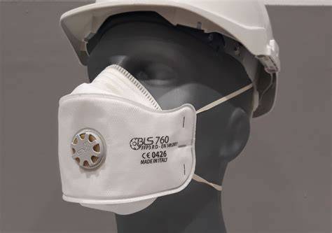 Trabajadora industrial con mascarilla filtrante