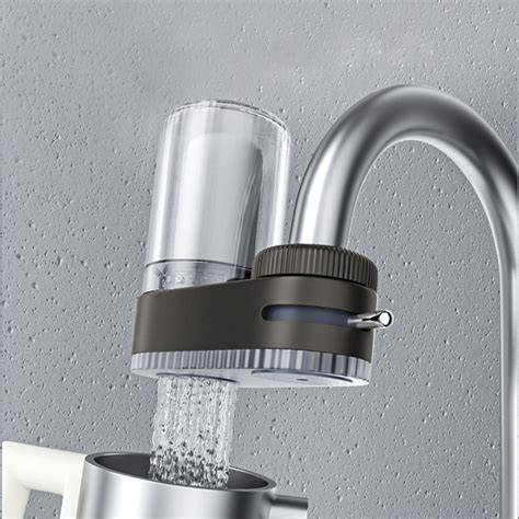 filtro de agua articulado instalado en grifo