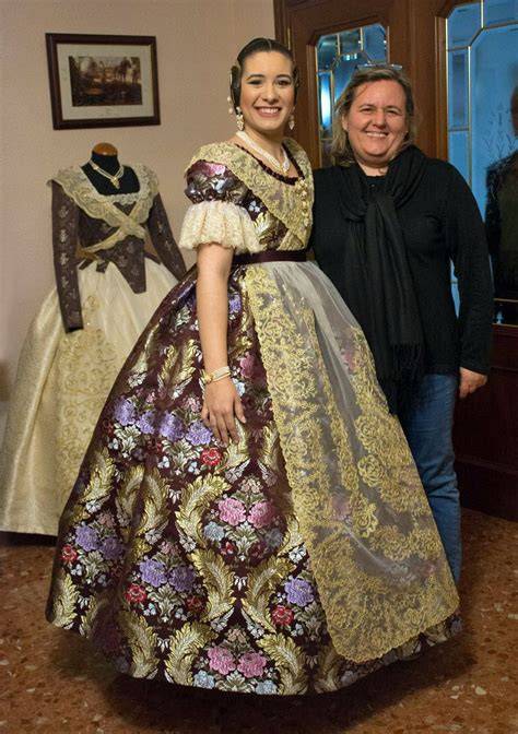 Fallera mayor con mascarilla tradicional