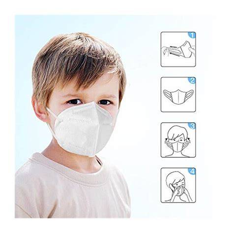 Niño colocando mascarilla FFP2 correctamente