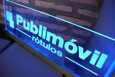 Detalle de grabado luminoso en metacrilato