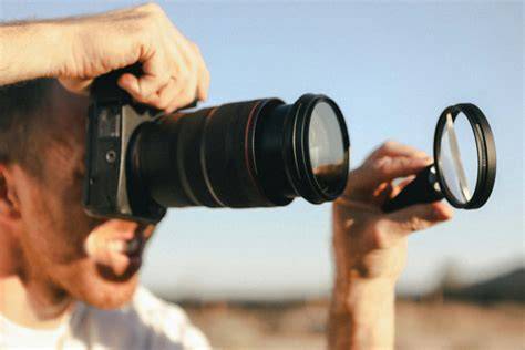 Fotógrafo usando filtros delante del objetivo