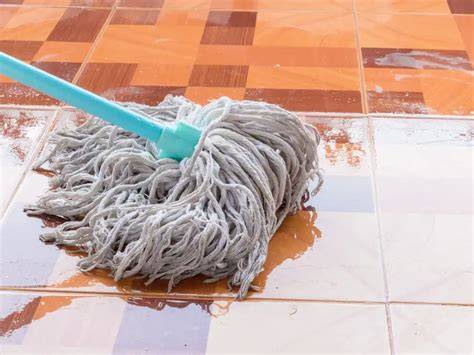 Fregona limpiando suelo de cerámica