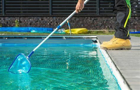 Limpieza de piscina infantil sin filtro