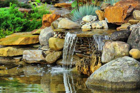 Estanque de jardín con cascada y filtro