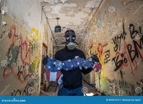 Explorador urbex con respirador moderno
