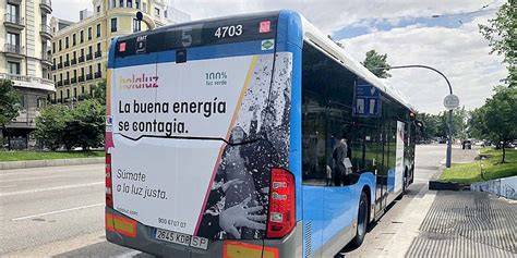 autobús urbano con publicidad fotocatalítica