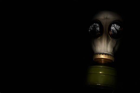 mascarilla de gas militar fondo oscuro