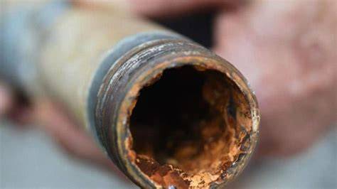 Tuberías domésticas con incrustaciones de sarro