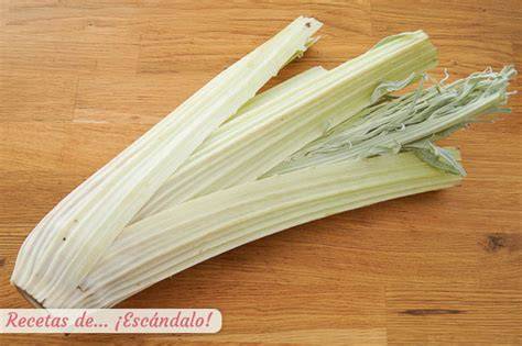Cardo fresco limpio con agua y limón