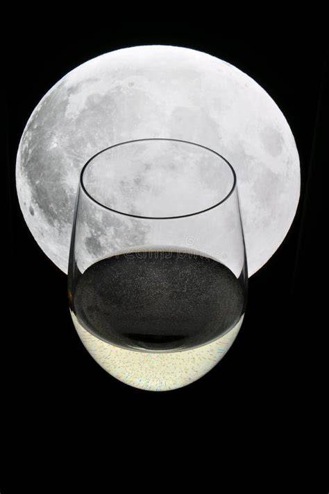 recipientes de vidrio bajo luna llena