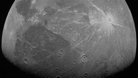 cráteres lunares permanentemente en sombra