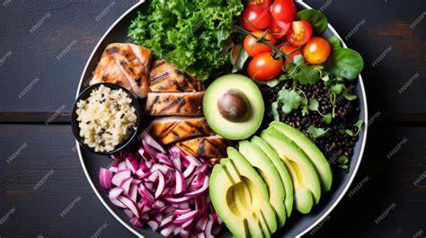 plato equilibrado con verduras proteínas y legumbres