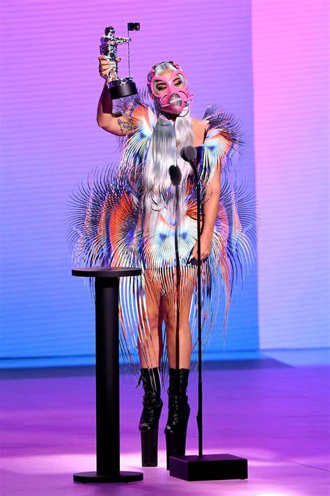 Lady Gaga con mascarilla futurista en los VMAs